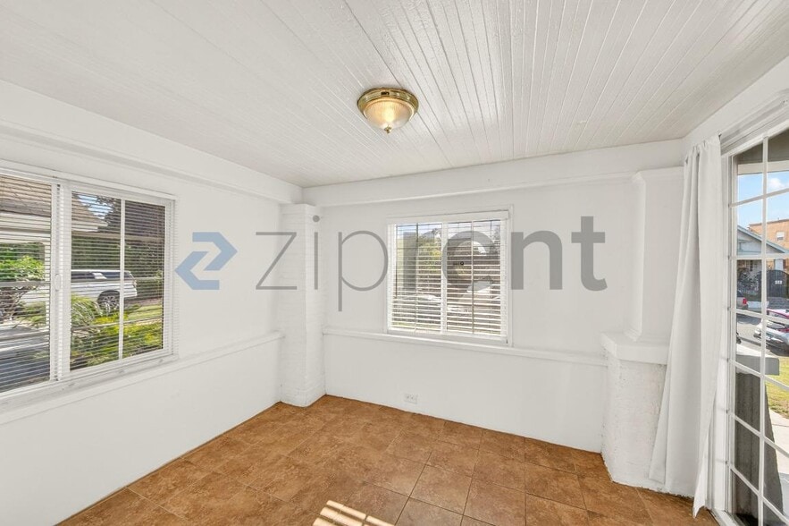 Building Photo - 4062 S Budlong Ave