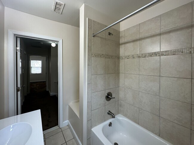 Building Photo - Charming 3Bedroom/1Bathroom in Cameron Vil...