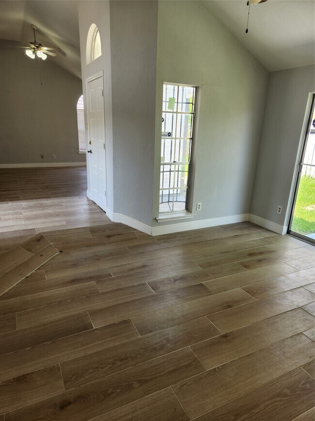 Building Photo - 9339 Stonecreek Ln