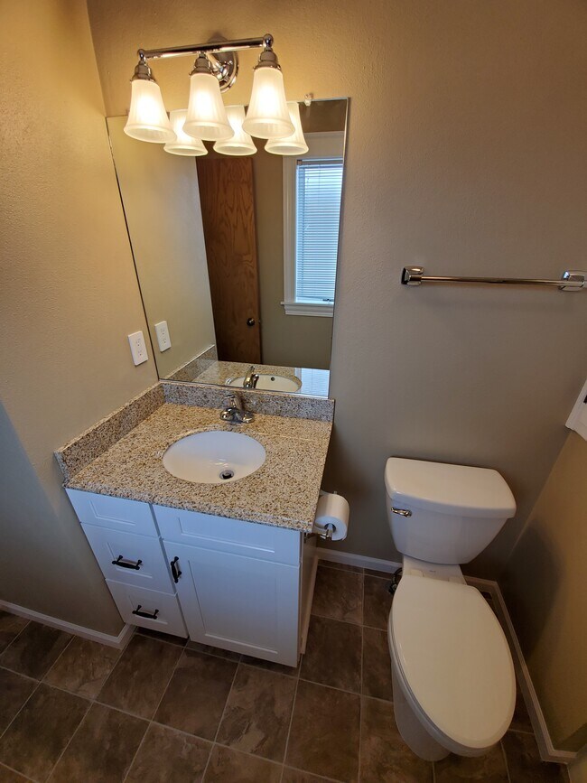 Master Bath - 1502 W Weiland Ln