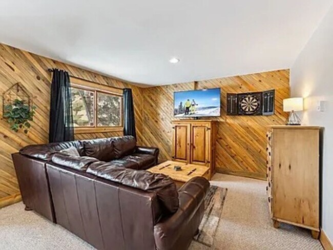 Building Photo - Winter Seasonal Rental- Woodworks 6726