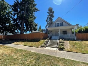 Building Photo - 4br/2ba house with fenced yard with detached garage