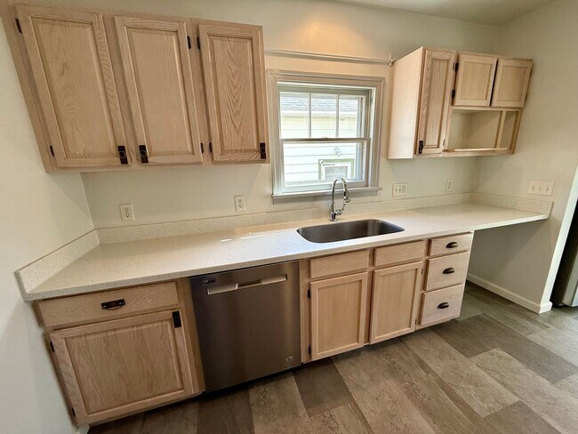 Building Photo - 3 Bedroom / 2 Bath Home - Bespoke Elegance in the University District!