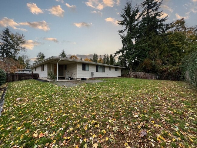 Building Photo - 4 bedroom 2.05 bath rambler on Kent's East...