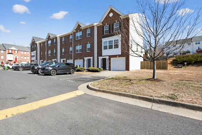 Building Photo - Welcome to a gorgeous end unit townhouse, located in the Heather Hills community.