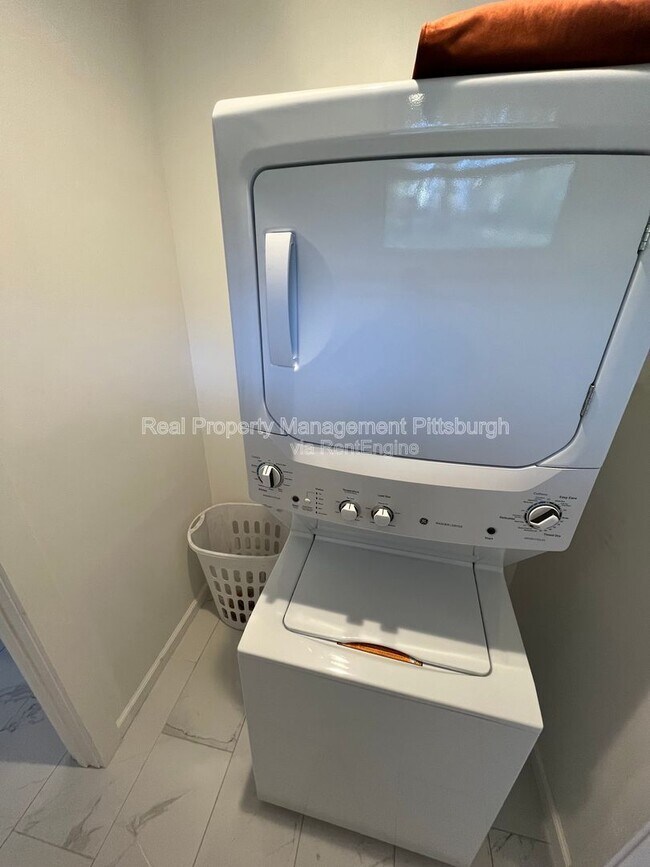 Building Photo - 2019 E Beckert Ave