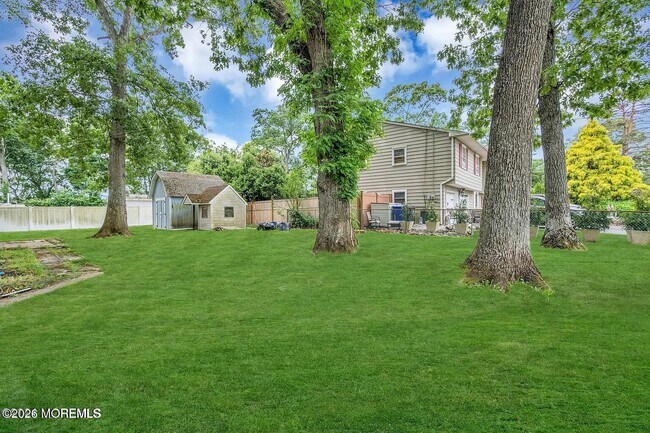 Building Photo - 518 River Dr