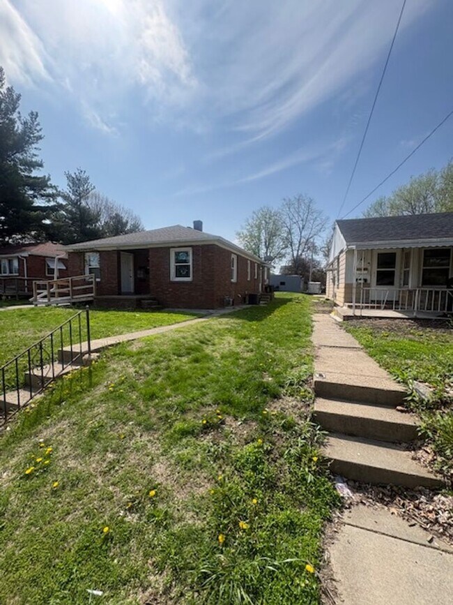 Building Photo - 1318 E Frye Ave