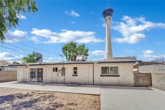 Building Photo - 2221 Santa Clara Dr