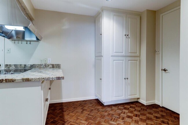 Building Photo - 5555 Del Monte Dr
