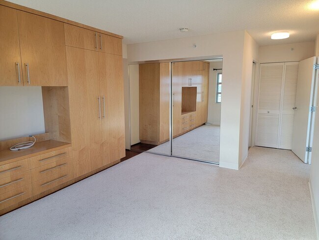 Building Photo - Split AC. Two Parking. Kakaako. (RRLLC)