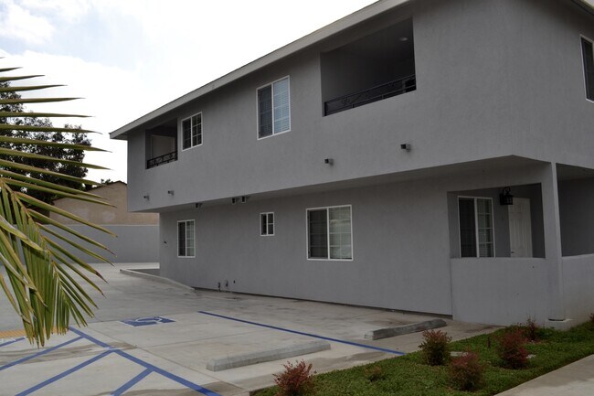 Building Photo - MOVE IN READY 2/2 with 2 Assigned Parking! In Unit Washer & Dryer! Gated Community! Centrally Loc...