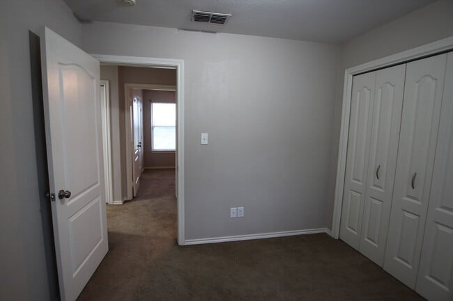 Building Photo - Tour Today!- 2 Bedroom Town house for Rent...