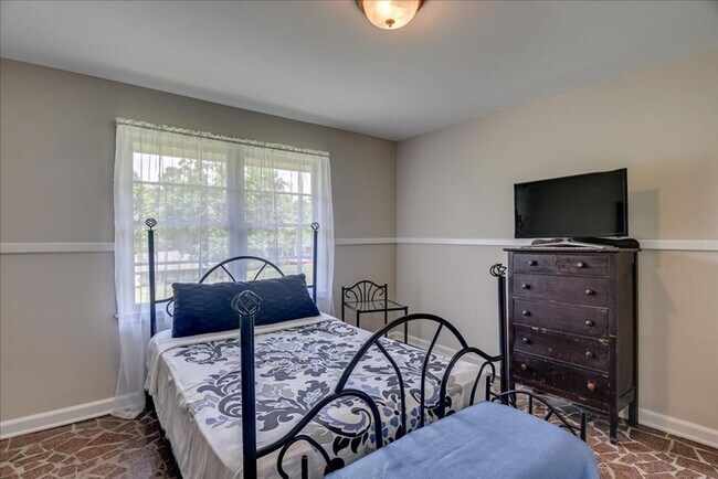 Building Photo - 3 Bedroom 2.5 Bathroom Ranch