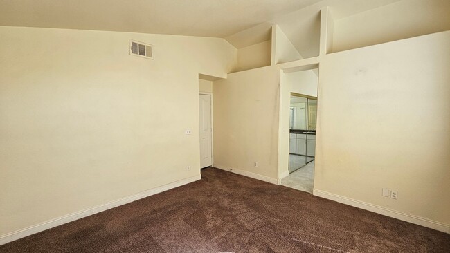 Building Photo - 4 Bedroom!  Buffalo & Smoke Ranch Area!