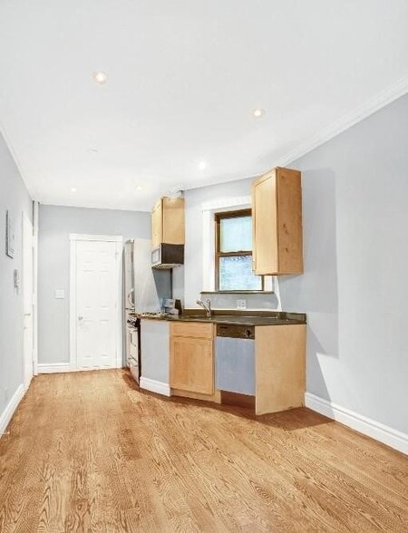 Building Photo - 219 E 23rd St