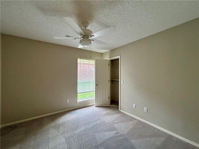 Building Photo - 1826 N Glenbrook Pl