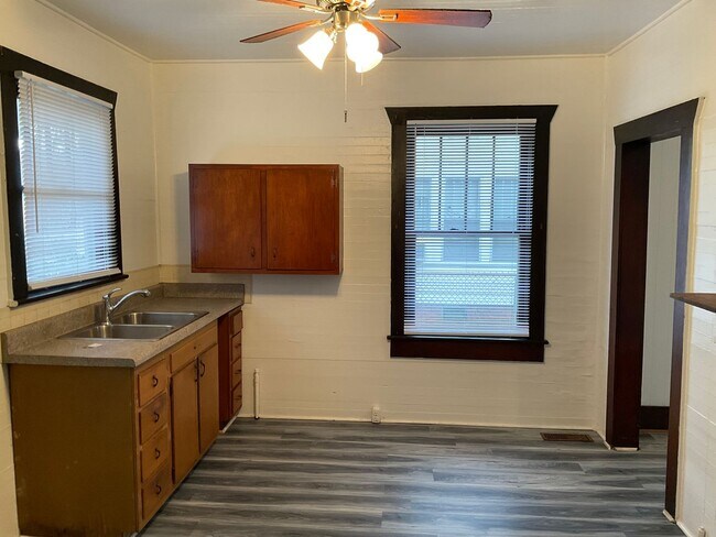 Building Photo - Move In Special Offered! PRICE REDUCED!