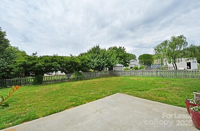 Building Photo - 129 Bosburg Dr