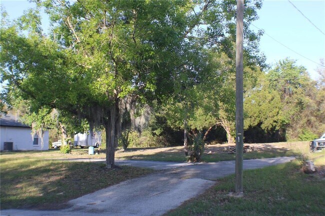 Building Photo - 3045 Yorkshire Dr