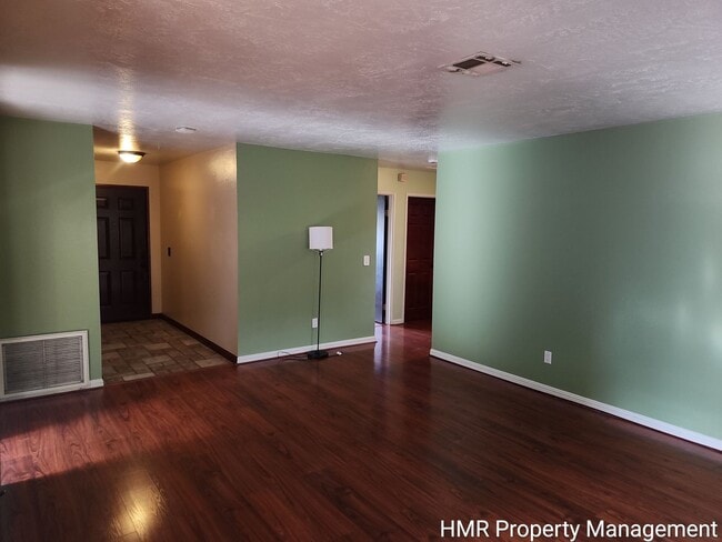 Building Photo - House on cul-de-sac with big back yard