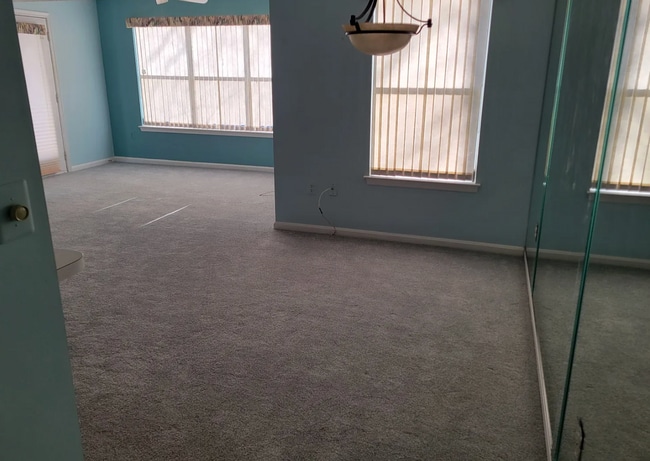 Building Photo - Ground Level 3 + 2 Spacious Updated condo