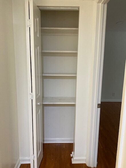 Linnen Closet - 1004 Woodland Vlg