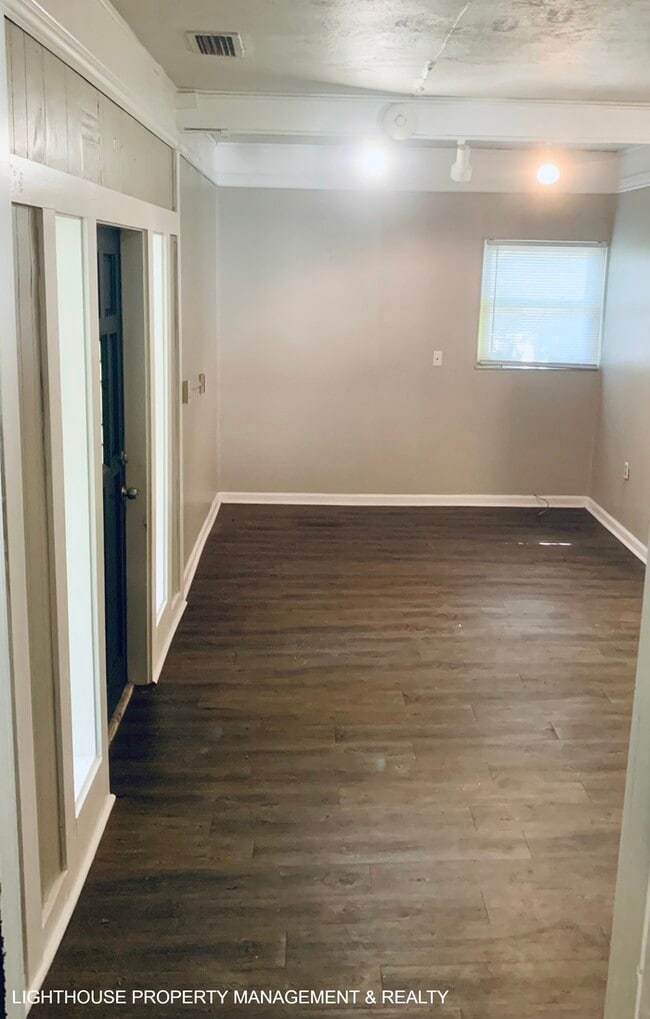 Building Photo - Large 4 Bed/2 Bath House with Carport & Fe...
