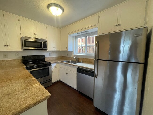 Building Photo - 1 Bedroom Just Blocks From the Ocean