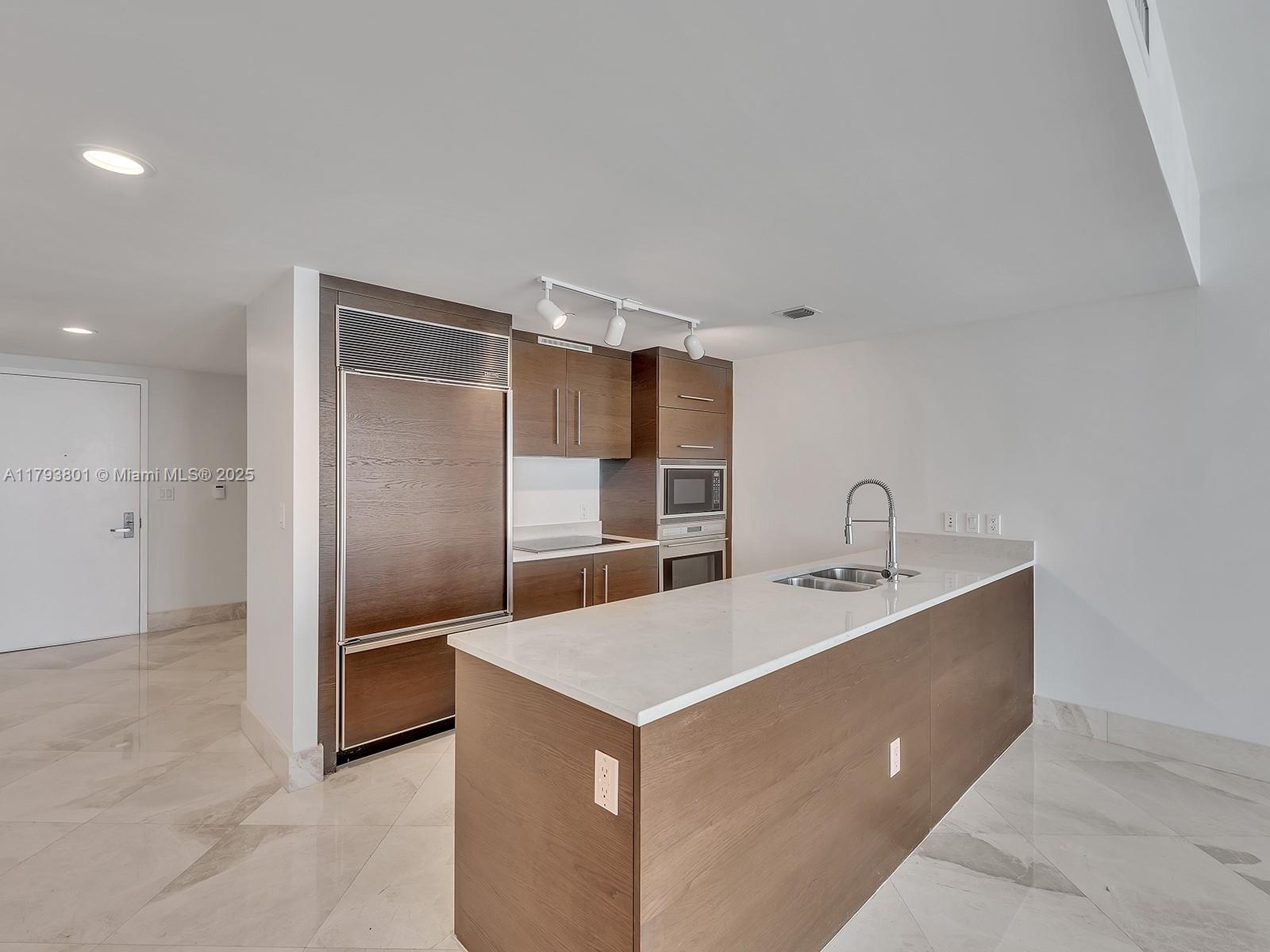 Building Photo - 475 Brickell Ave