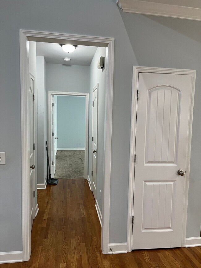 Building Photo - 6050 Sanmar Dr