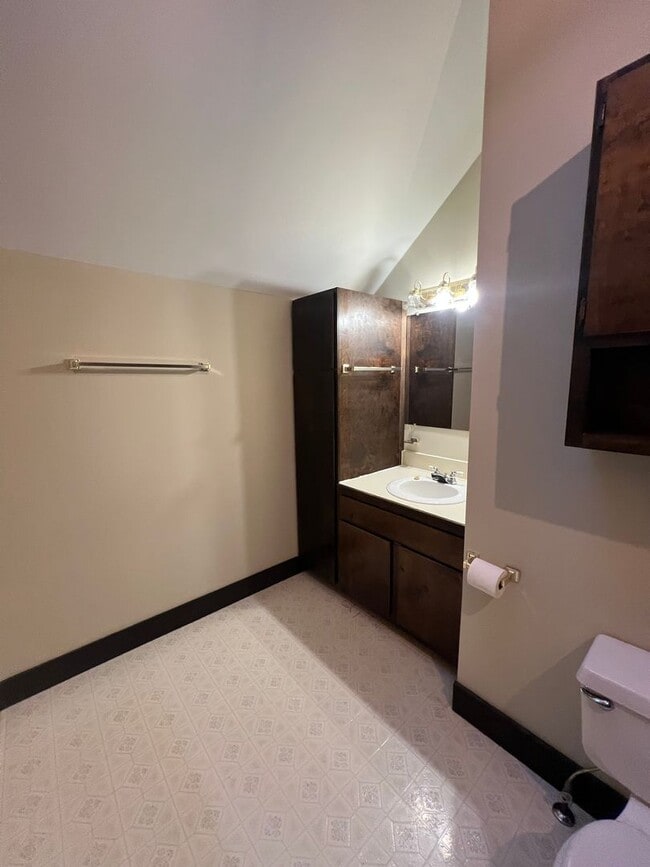 Building Photo - Downtown Apartment Carlisle Hidden Gem.