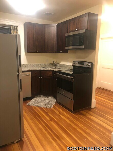 Building Photo - 1463 Beacon St