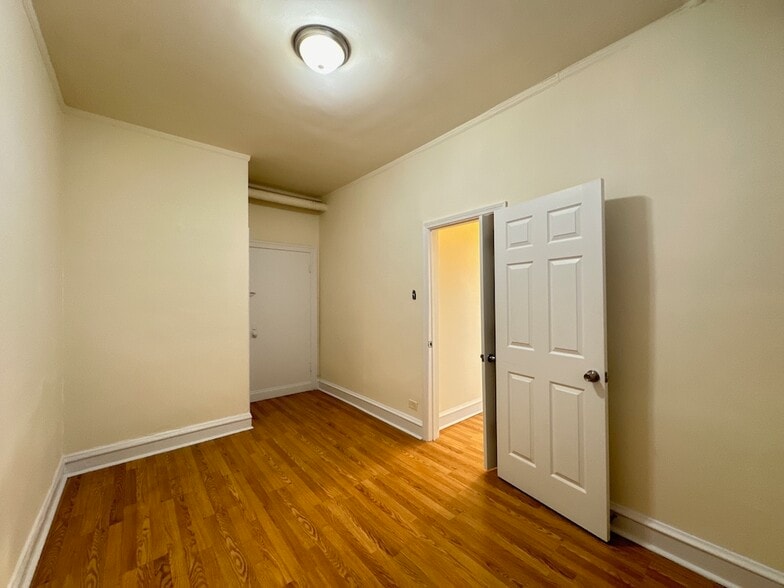 Building Photo - 2536 N Sawyer Ave