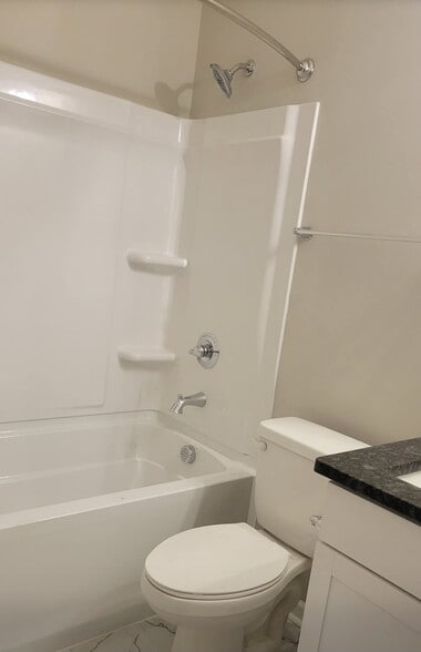 Hall Bath - 116 Wilson St