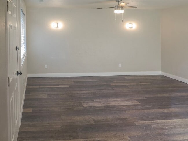 Building Photo - Updated 2 Bedroom Duplex in Salem Availabl...