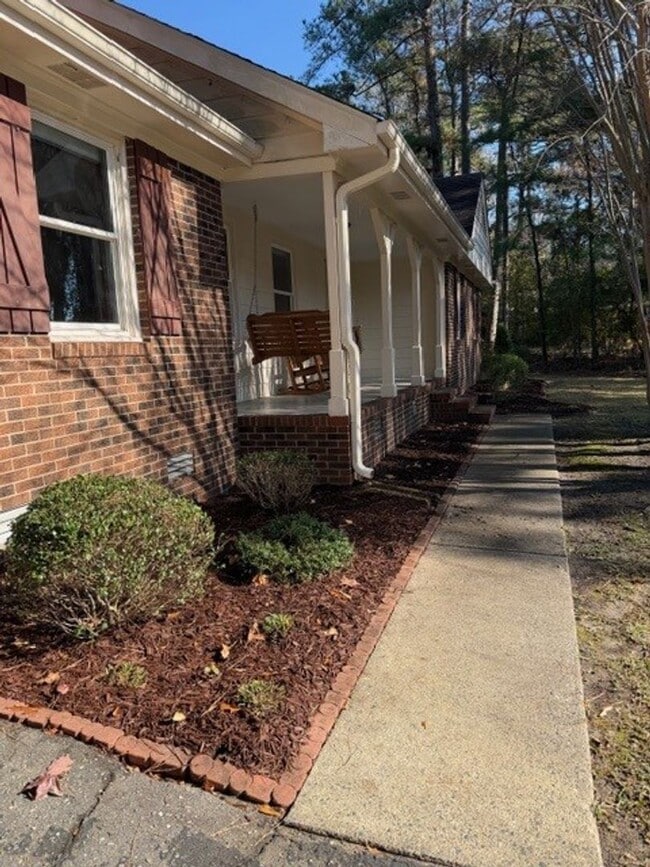 Building Photo - 3 Bedroom/2 Bathroom - Close to SJAFB, Shopping, Restaurants!