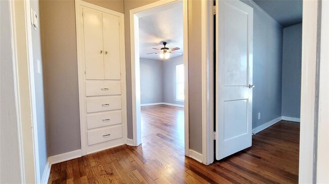 Building Photo - 300 E Kittyhawk Dr