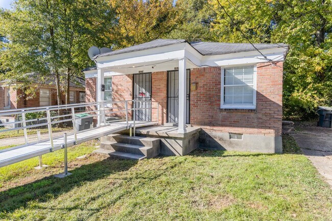 Building Photo - 1677 Echles St