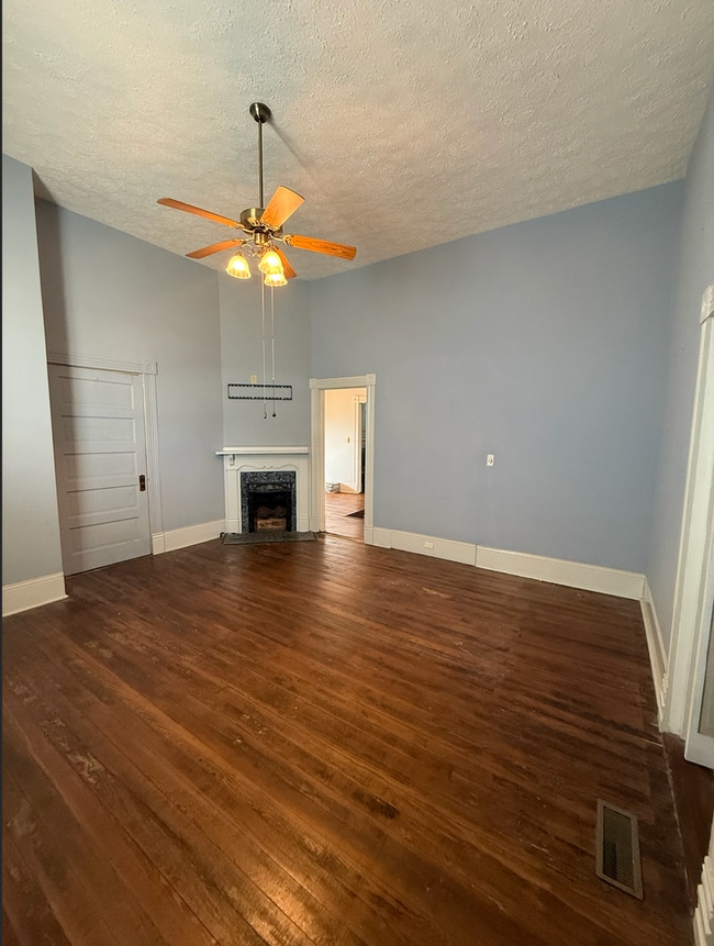 Building Photo - 1119 College St