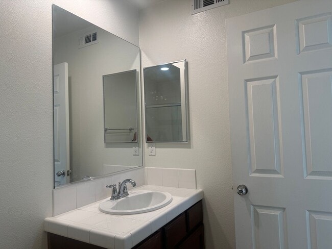 Building Photo - ONE MONTH FREE RENT! Beautiful 4 bedroom, ...