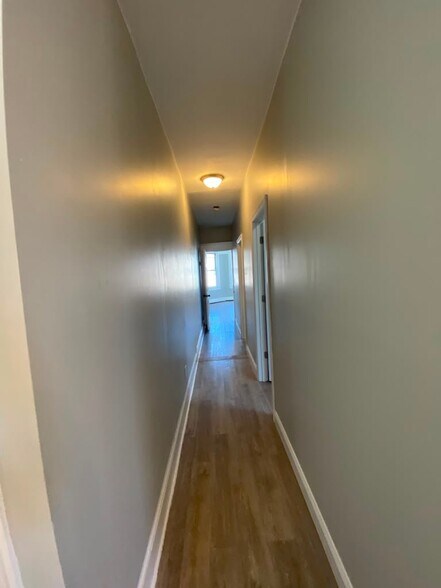 Building Photo - 12 Riverview Pl