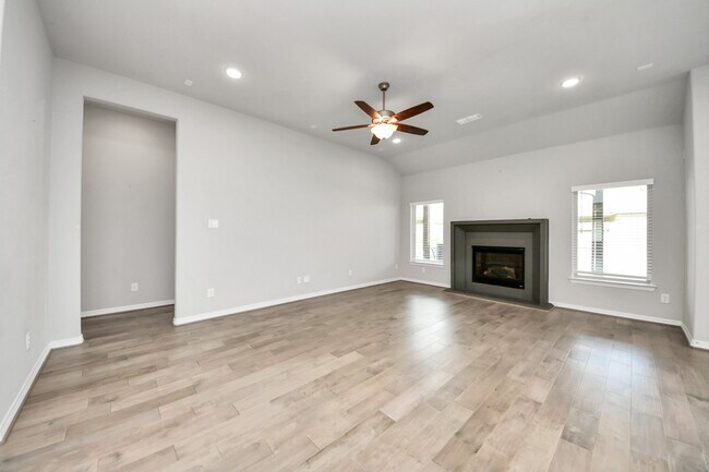 Building Photo - 9019 Emerald Cane Dr