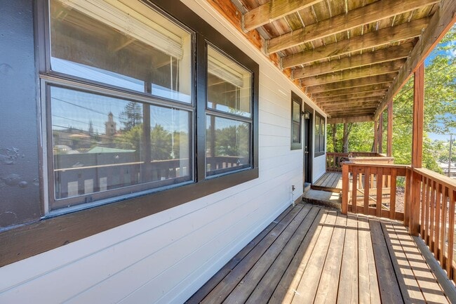 Building Photo - Charming Newly Remodeled 2 Bedroom Home in...