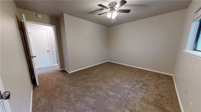Building Photo - 2807 Longmire Dr
