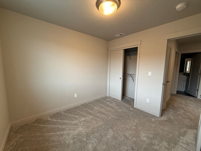 Building Photo - Beautiful 3 Bed/2.5 Bath Townhome - NE Bend