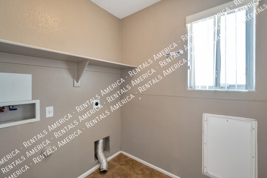 Building Photo - 1028 E Dragon Fly Rd