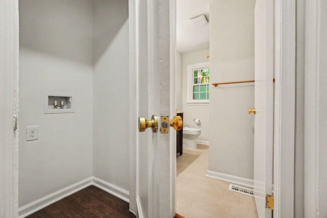 Building Photo - 490 Lynnhaven Dr SW