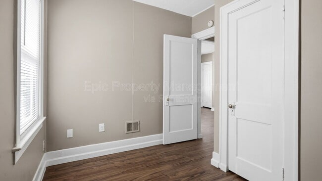 Building Photo - 1511 E Harry Ave
