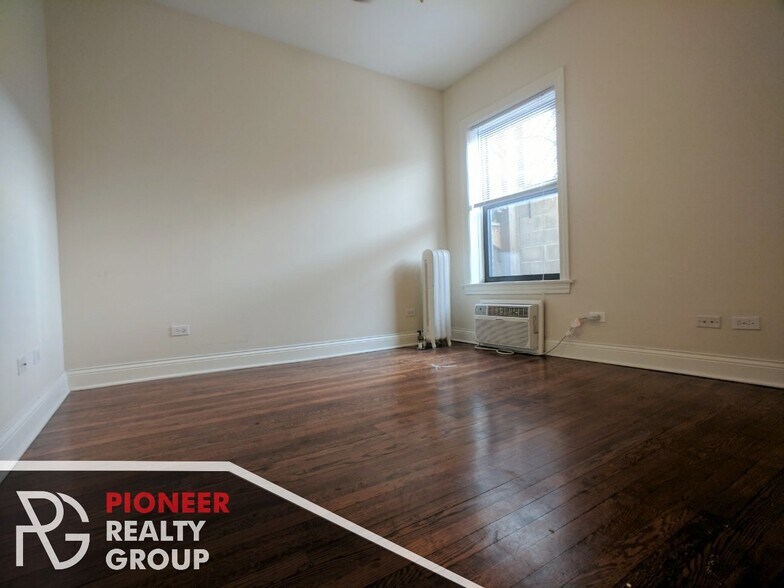 Building Photo - 736 W Addison St